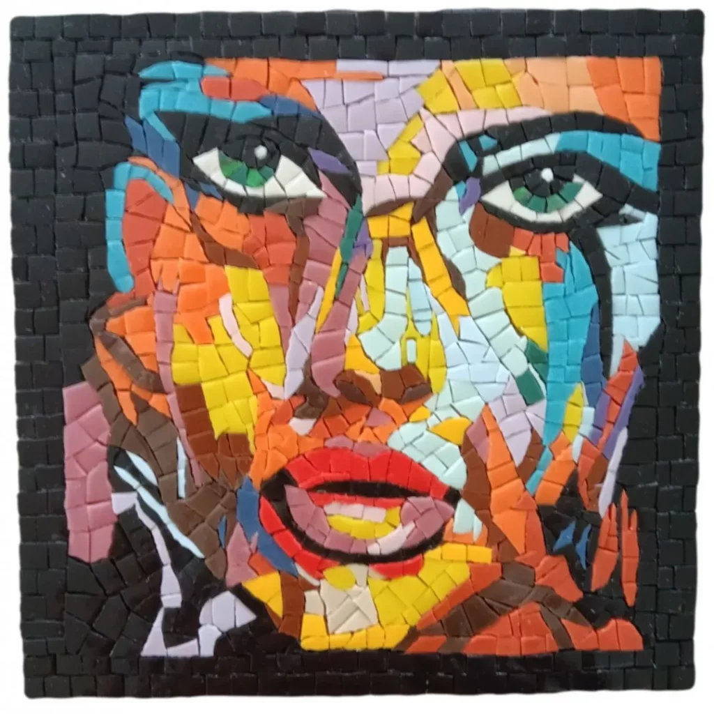 Le Visage est une mosaïque de style moderne avec de couleurs vives et un regard perçant.