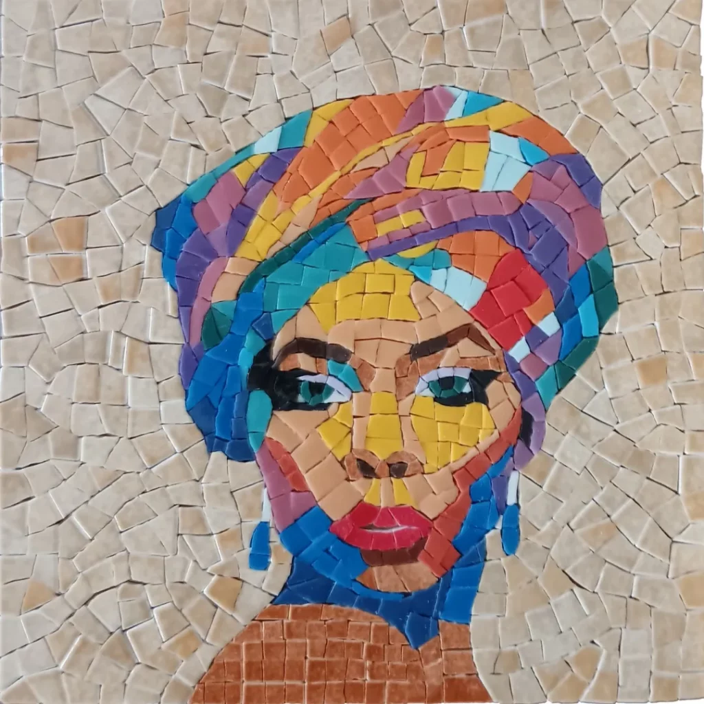 Mosaïque "La Créole" avec son foulard multicolore.