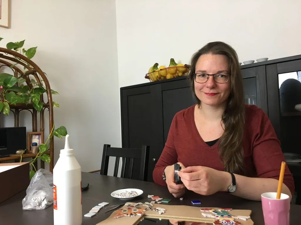 Je me présente, Violaine Bondot, animatrice et créatrice de mosaïques personnalisées
